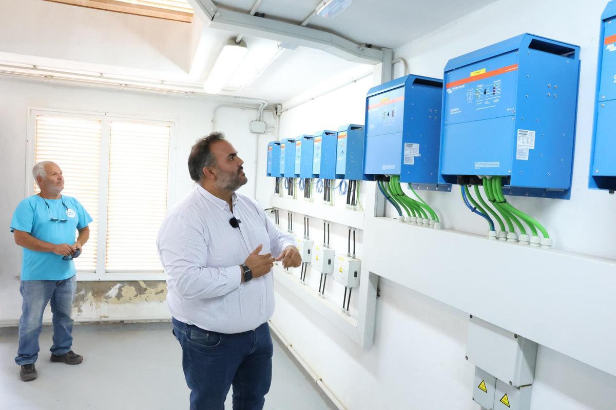 Samuel Martín supervisa las nuevas baterías en el Área de Acampada de Papagayo