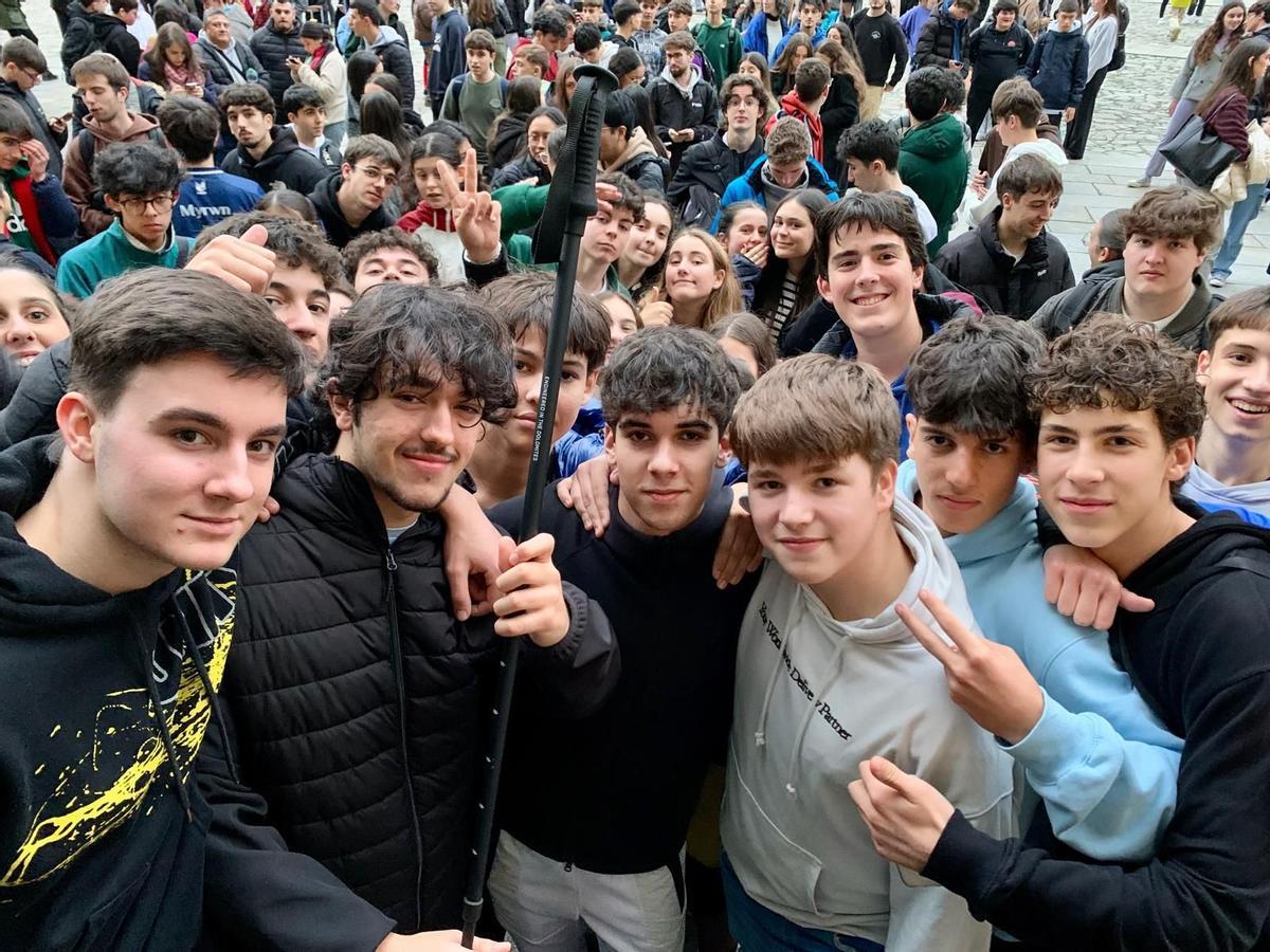 El grupo de jóvenes que siguió a Ibai desde O Monte do Gozo, con el palo andador del Xokas.