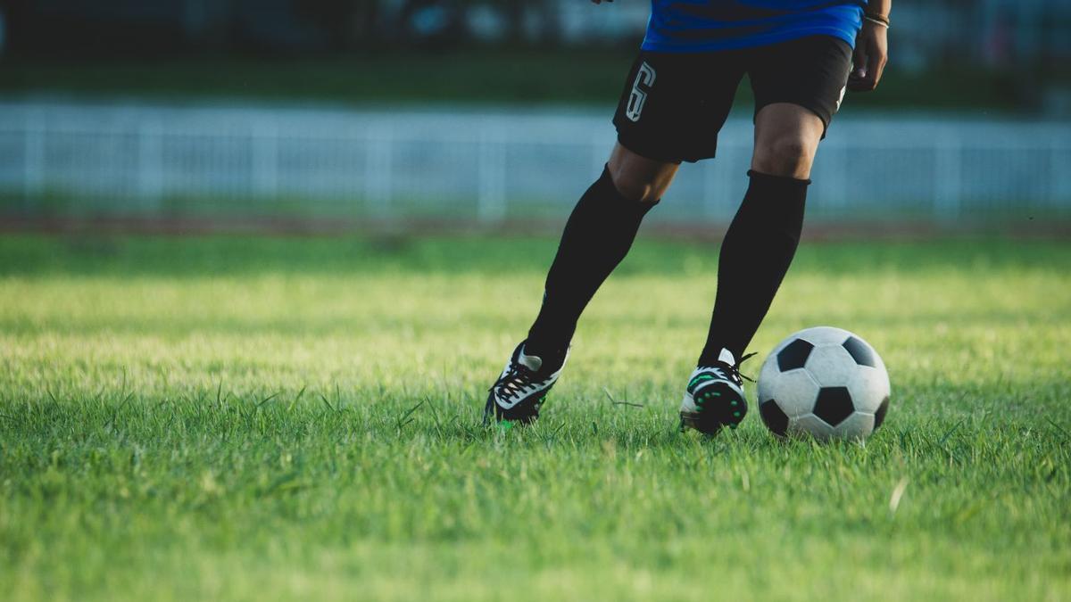 Un jugador de futbol