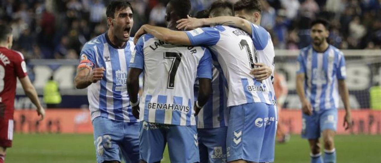 Los jugadores del Málaga CF celebran un gol.