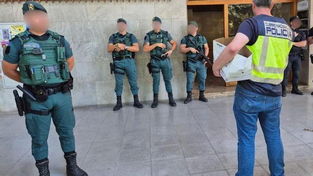 Registre policial en un despatx d’advocats a Mallorca per presumpte blanqueig de capitals, el 2025. | LORENZO MARINA