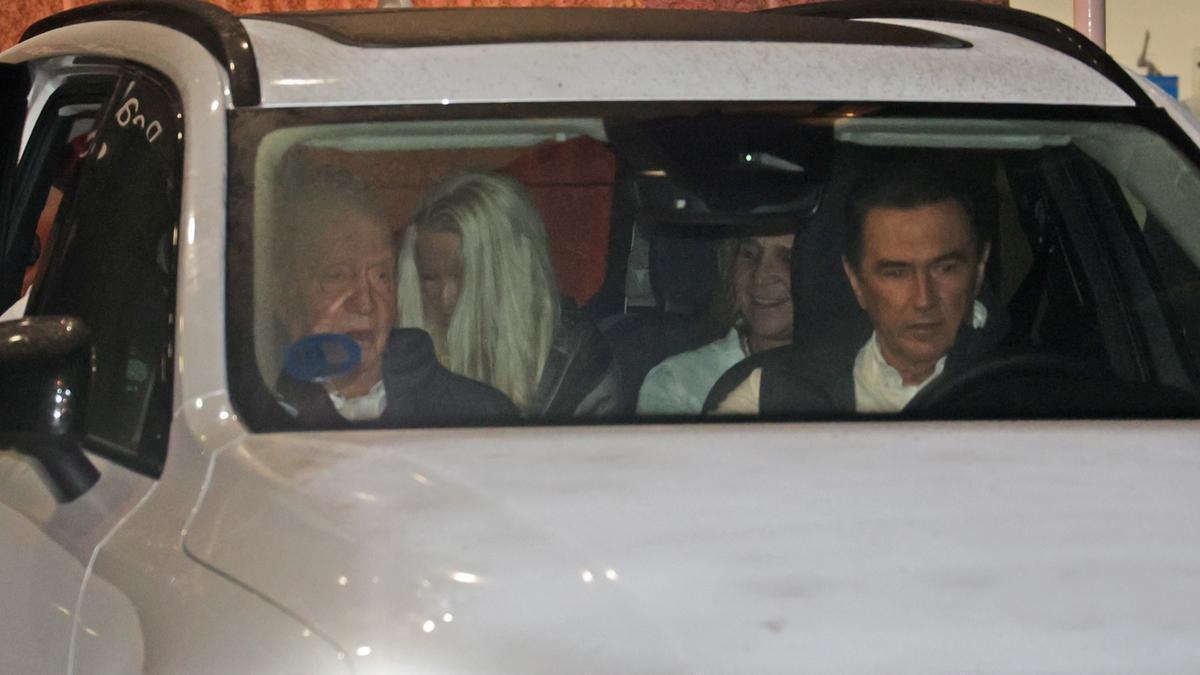 El rey emérito, como copiloto, y la infanta Elena, detrás de Pedro Campos y al lado de Cristina Franze, en el coche con el que acudieron al Náutico el viernes.