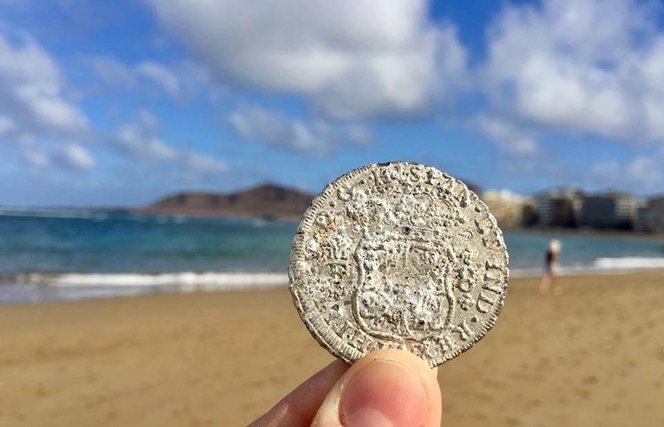 Encuentran una moneda del siglo XVIII en la playa de Las Canteras