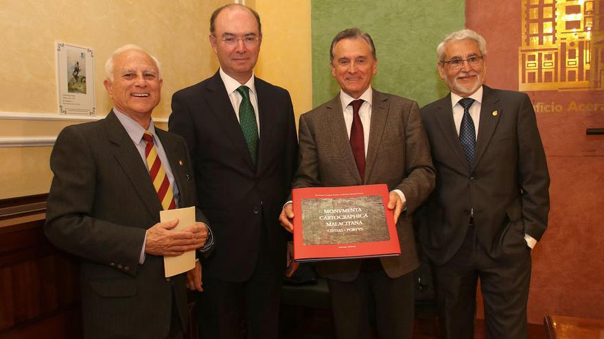 ?Manuel Olmedo, José Manuel Alba de Unicaja, Paulino Plata y Francisco Cabrera con la obra cartográfica. f arciniegaEl libro reúne en su mayoría planos y mapas históricos.