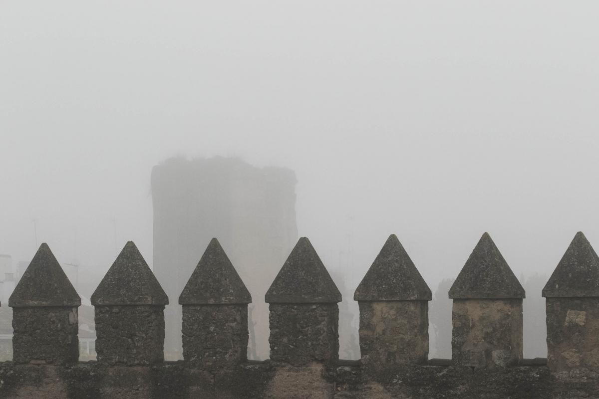 El amanecer de Córdoba bajo la niebla.