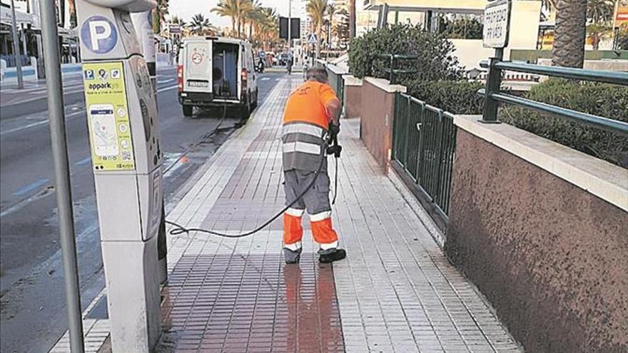 Benicàssim refuerza la limpieza de calles por la alta ocupación