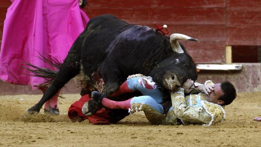 Aparatosa cogida de Enrique Ponce en Valencia