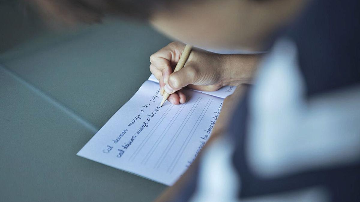 Un escolar hace ejercicios de caligrafía en casa. | FERNANDO BUSTAMANTE