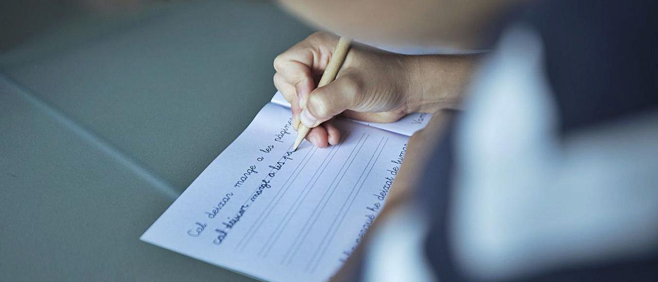 Un escolar hace ejercicios de caligrafía en casa. | FERNANDO BUSTAMANTE