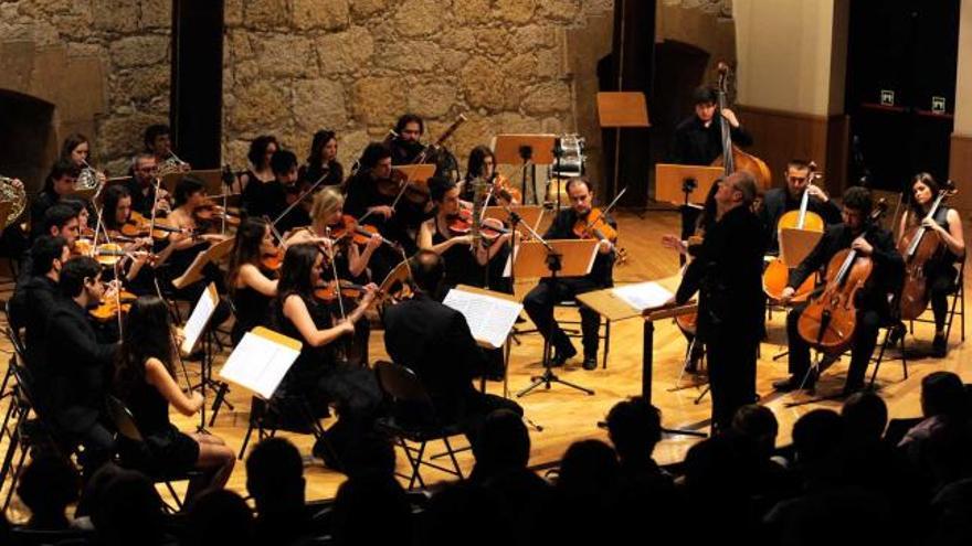 Sobre estas líneas, el maestro Yuri Nasushkin, ayer, al frente del «Ensemble Ars Mundi», en el Auditorio. A la derecha, la soprano Elisabeth Espósito, con el grupo de violonchelos.