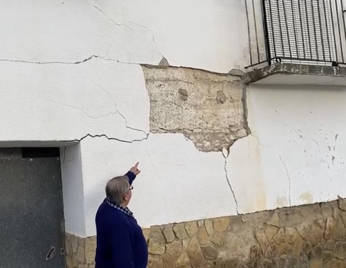 Las fisuras continúan creciendo y la indignación entre los afectados va en aumento ante lo que consideran una inacción prolongada por parte de las administraciones.