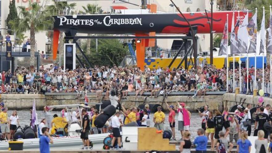 Una imagen de cientos de personas despidiendo a las tripulaciones de la Volvo Ocean Race, durante la salida de la regata en octubre de 2014.