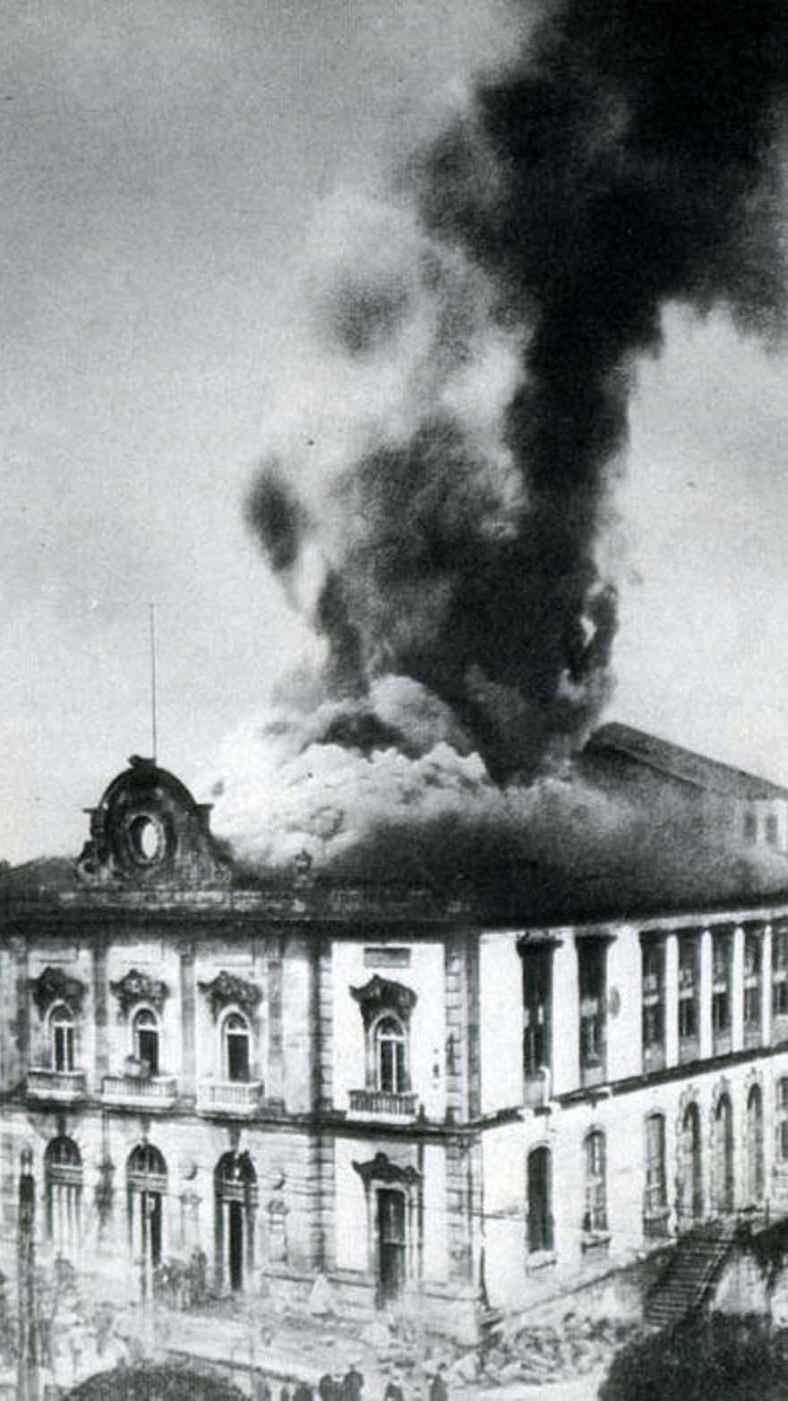 El teatro Rosalía de Castro, en aquel entonces, incendiado en 1910