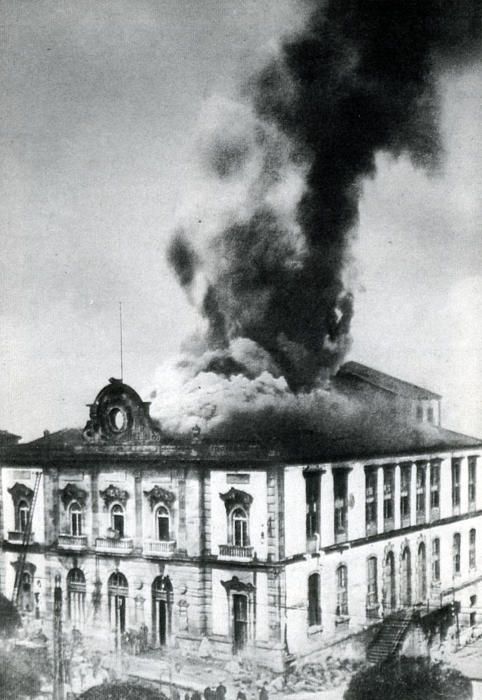 El teatro Rosalía de Castro, en aquel entonces, incendiado en 1910
