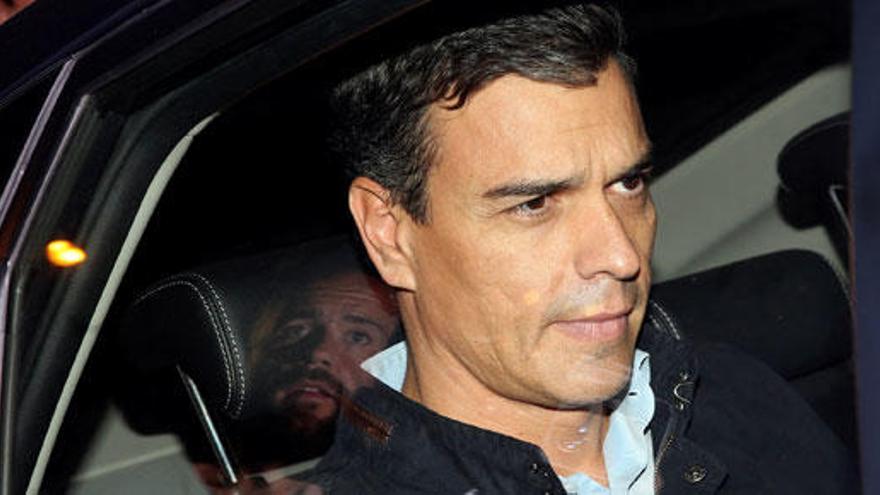 Pedro Sánchez, saliendo de Ferraz.