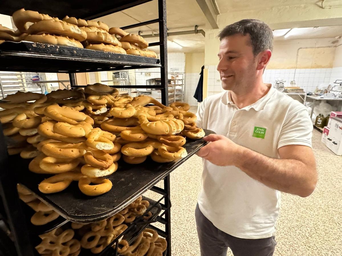 Gonzalo Bellido coloca las roscas de la Candelaria recién sacadas del horno.