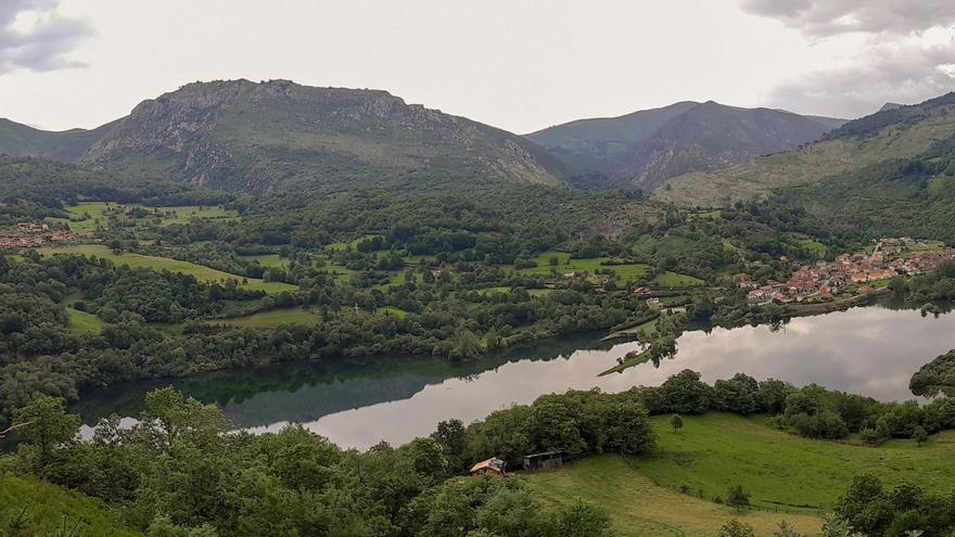 Vista del embalse de Rioseco, con esta localidad a la derecha el pueblo de Campiellos, a la izquierda. | L. M. D.