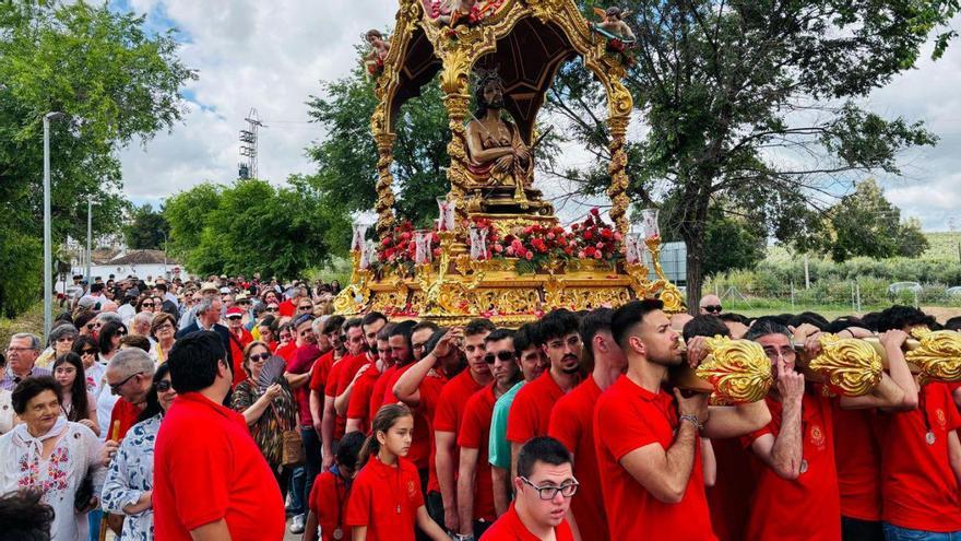 Traslado del Ecce Homo en romería, desde la parroquia hasta la ermita de San Pedro, este sábado.