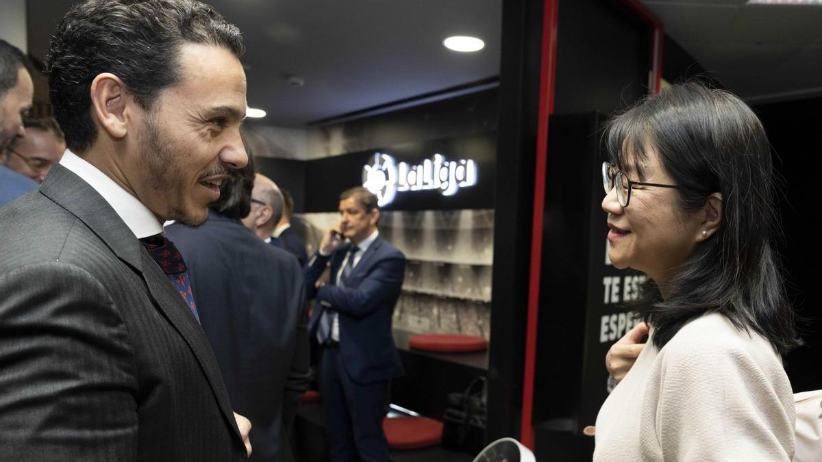 La presidenta del Valencia CF, Layhoon Chan, saluda a Del Nido en la Asamblea de LaLiga