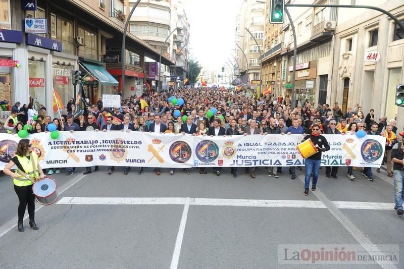 Miles de policías claman en Murcia para exigir "equiparación real" de sus salarios