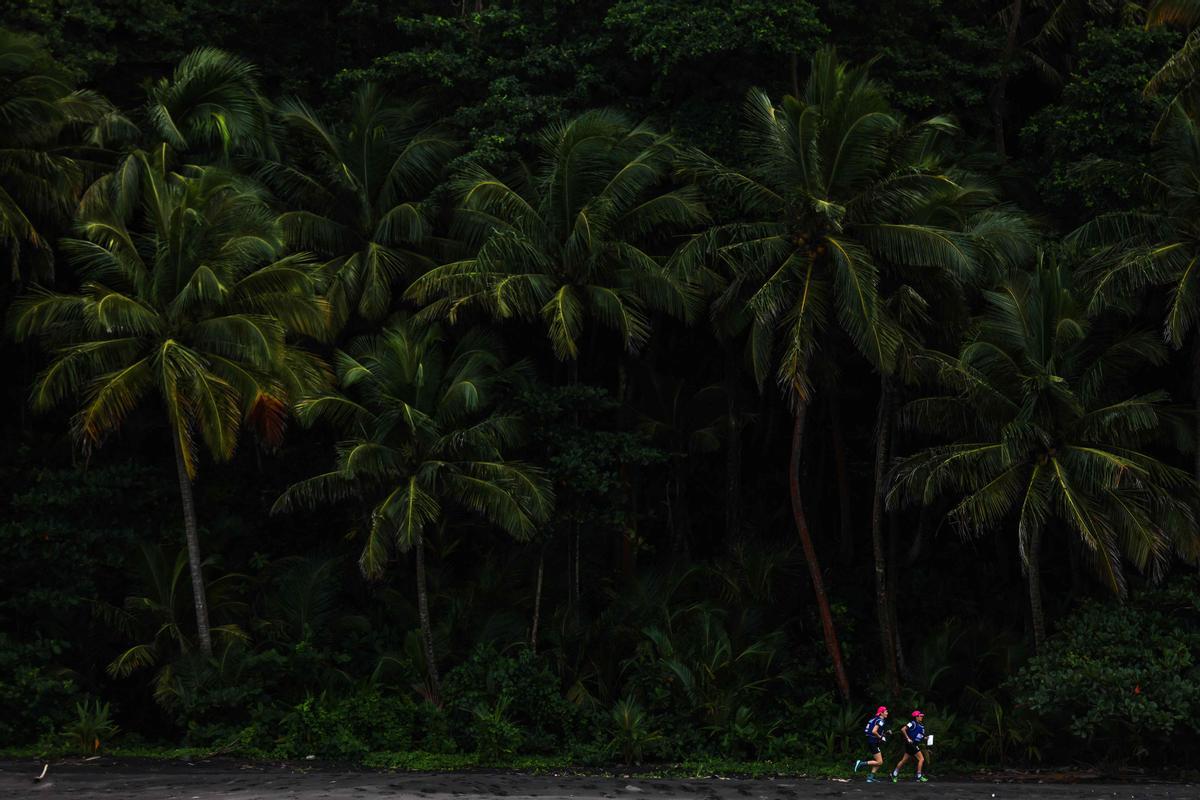 Competición multideportiva exclusivamente femenina Raid des Alizes en la isla caribeña francesa de Martinica, cada equipo representa una organización benéfica