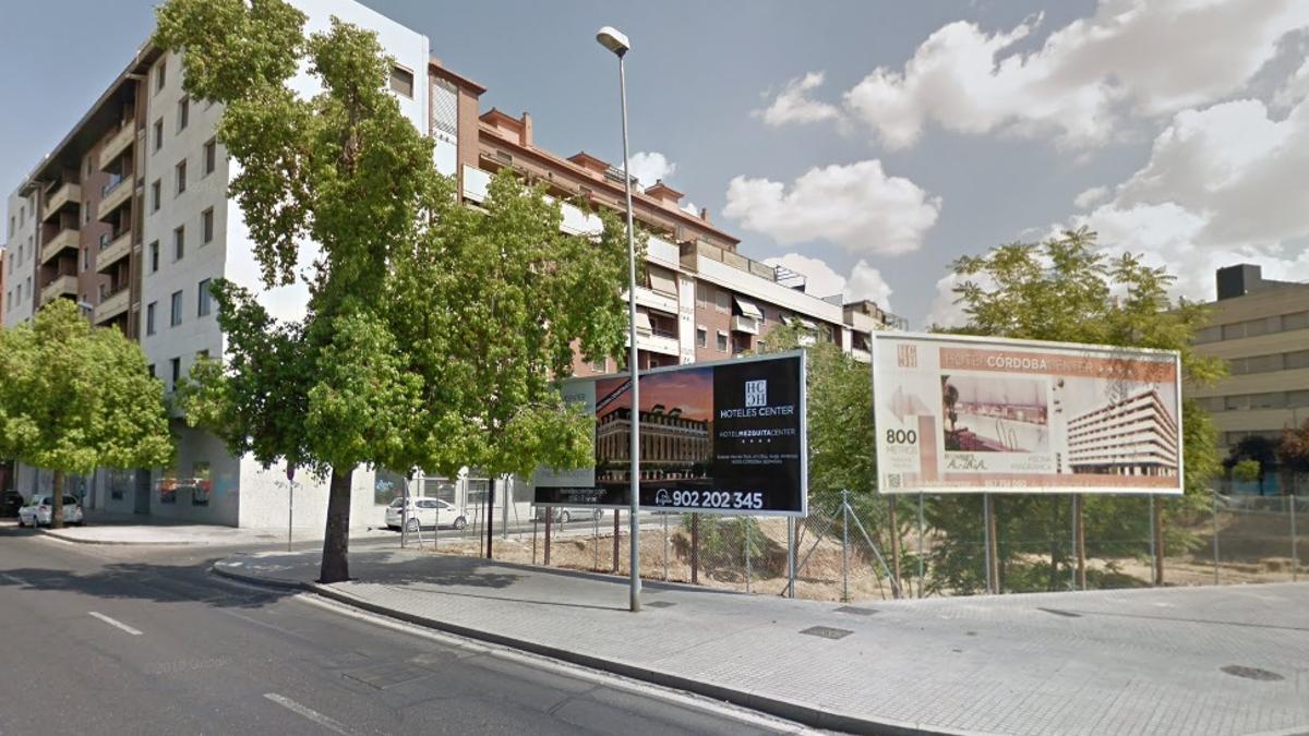Solar donde se alzará el hotel de cuatro estrellas en bulevar Hernán Ruiz, esquina con avenida de América.