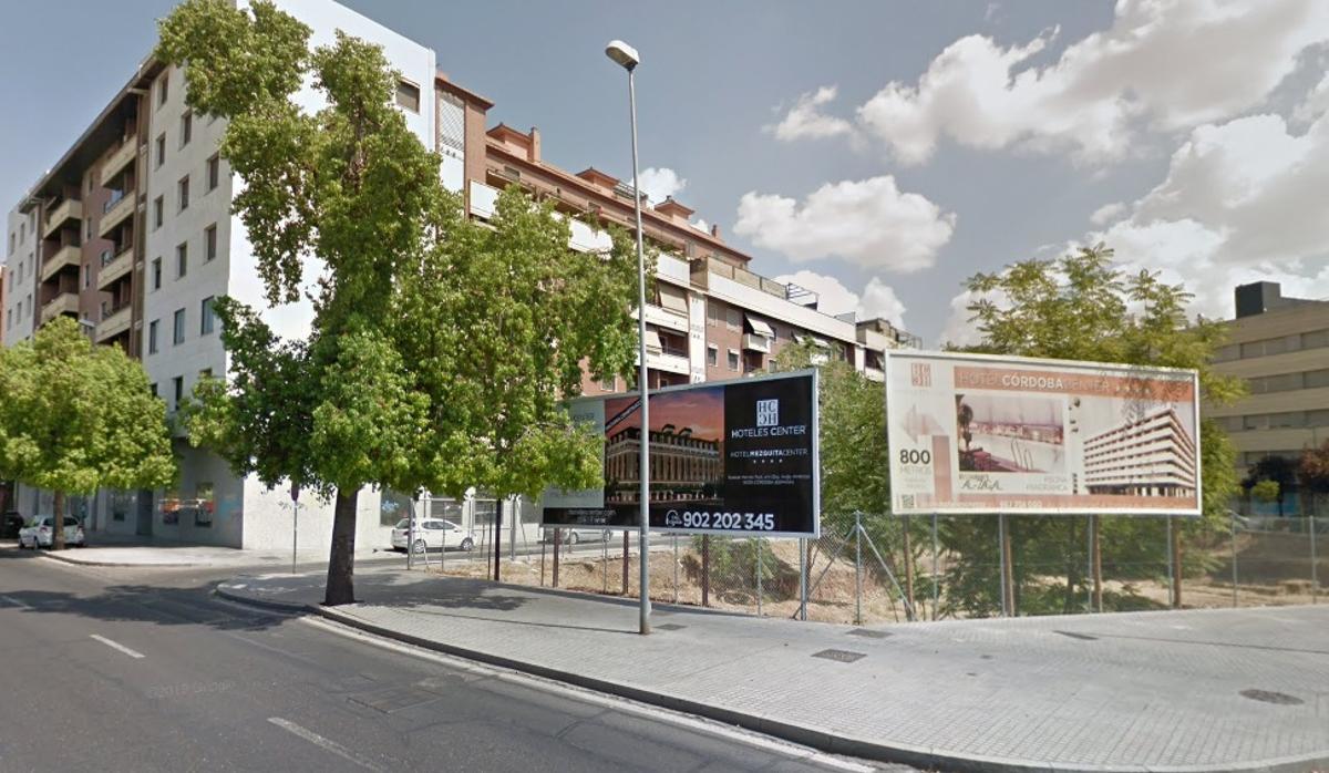 Solar donde se alzará el hotel de cuatro estrellas en bulevar Hernán Ruiz, esquina con avenida de América.