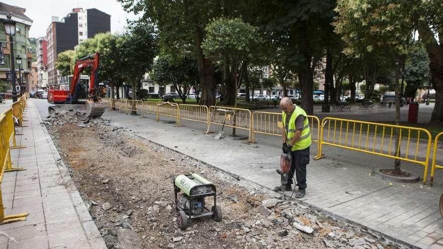 Las obras en la calle de La Salle, donde se ubica la parada de taxis de La Felguera.