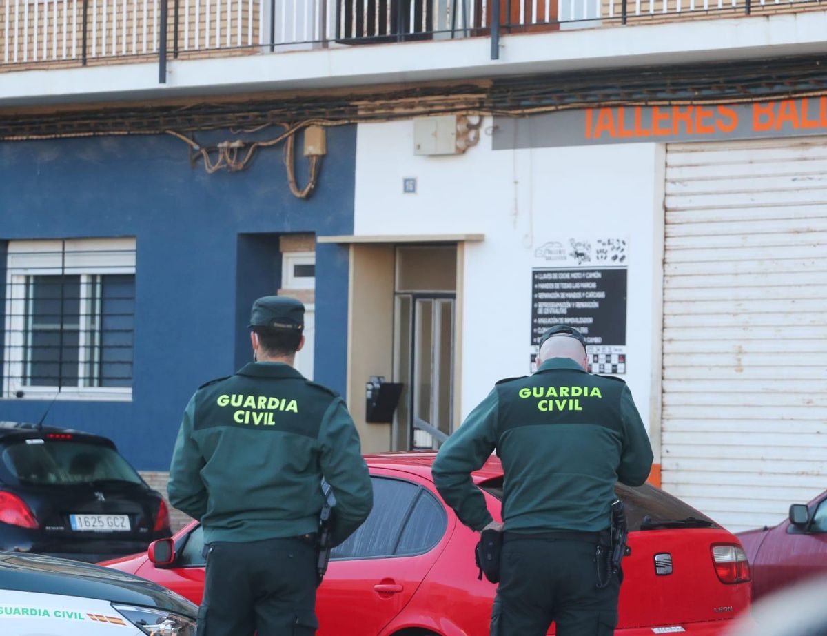 Agentes de la Guardia Civil custodian la finca de Meliana donde se ha producido el homicidio.