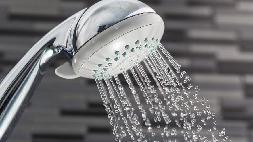 Barcelona obligará a reutilizar el agua de ducha para llenar el depósito del váter