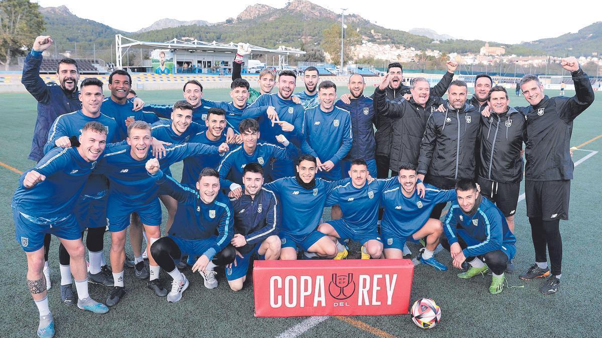 La plantilla del Andratx posa ante el cartel de la Copa del Rey el día antes de recibir a la Real Sociedad en sa Plana.