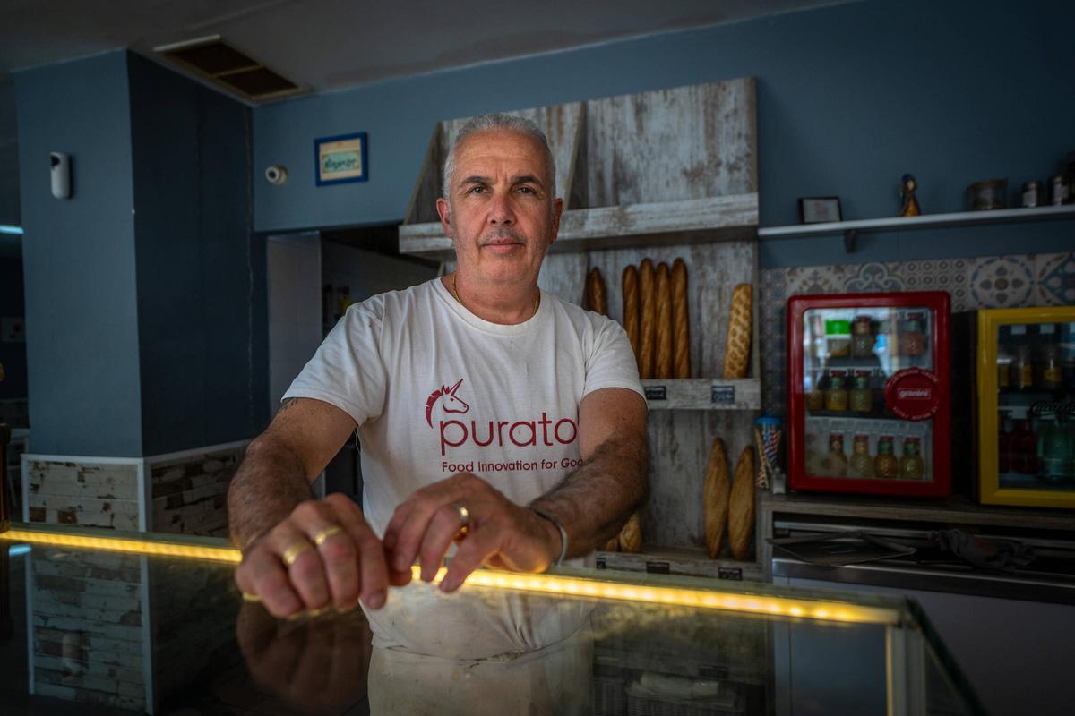 Julio, vecino del barrio de la Riera de Cornellà.