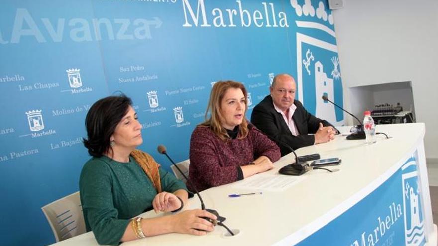 La doctora Ana Rosa Jurado; la concejala de Salud, Ana Isabel González, y el edil de Turismo, Miguel Luna.