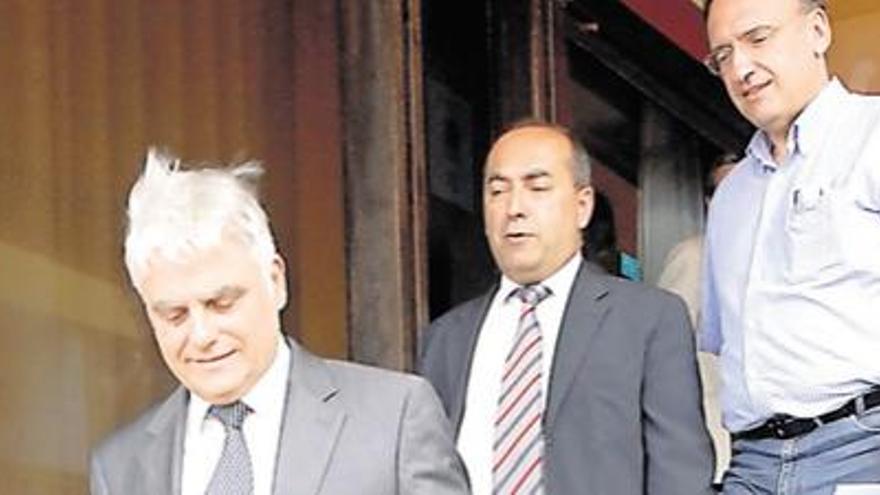José Miguel Pérez abandona, con Julio Cruz y Manuel Fajardo, el hotel en que se reunió la Ejecutiva. Debajo, Curbelo.