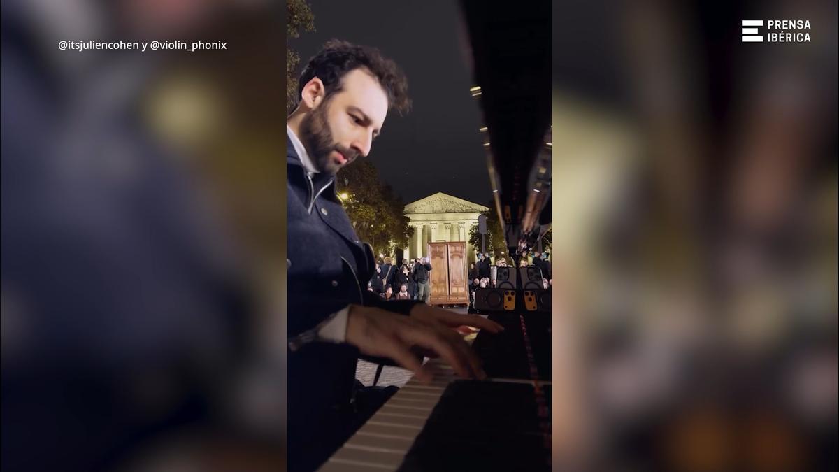 El espectacular 'flashmobe' para el encendido de las luces de navidad en París