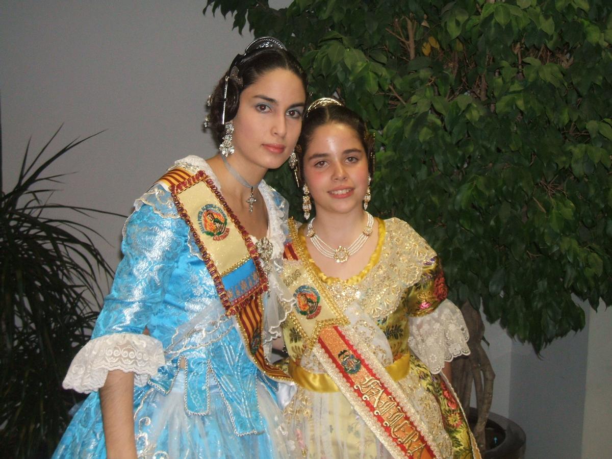 Con su hermana Isabel, ejerciendo de fallera mayor infantil de Poeta Alberola-Totana en 2008. Con su hermana Isabel, ejerciendo de fallera mayor infantil de Poeta Alberola-Totana en 2008.
