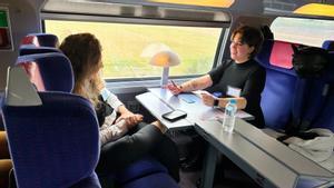 Una cita entre dos chicas en un tren Ouigo durante el día de San Solterín, 13 de febrero de 2024.