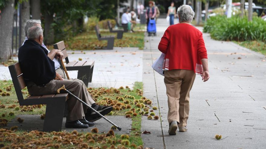 Vecinos descansan y pasean en la avenida de Salvador de Madariaga de Elviña el mes pasado.