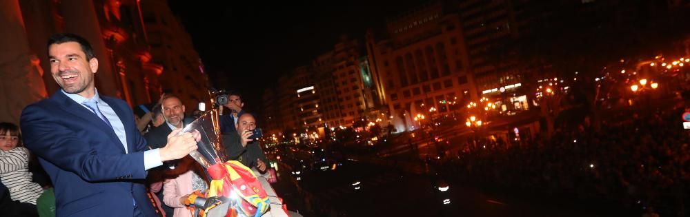 Celebración del triunfo en la Eurocup del Valencia Basket en València