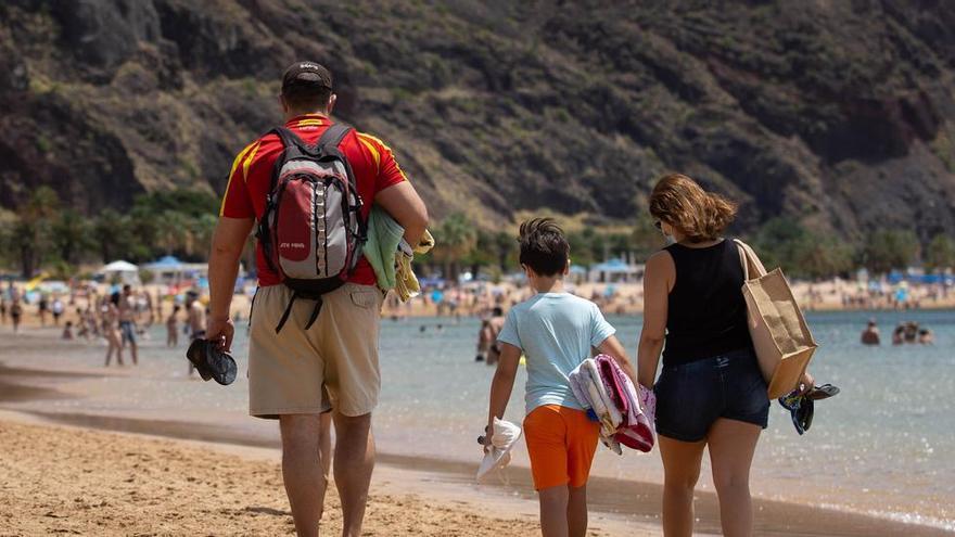 Una familia pasea por la playa de las Teresitas, en Santa Cruz, que desaparecerá con la subida del nivel del mar a final de siglo.