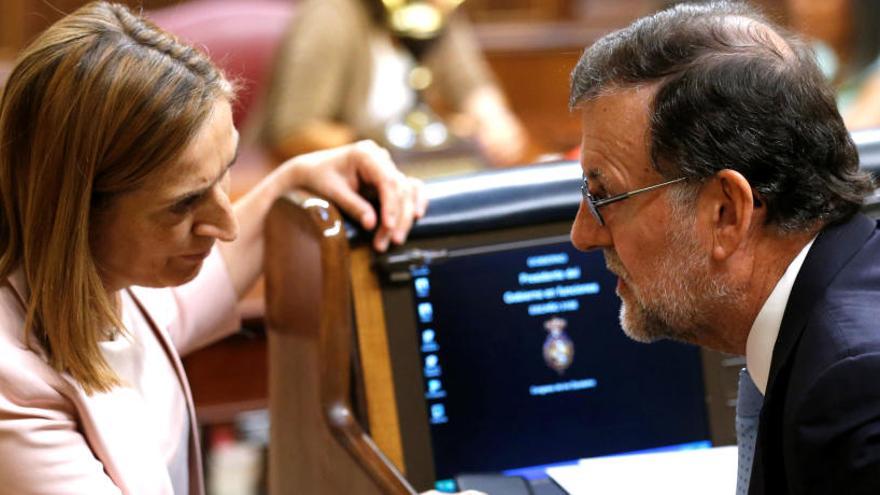 Rajoy conversa con la presidenta del Congreso, Ana Pastor