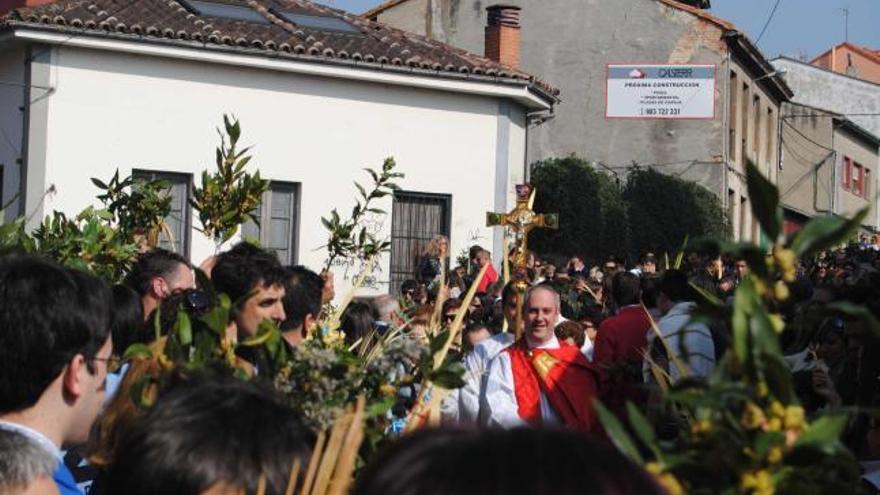 Multitudinaria procesión de Ramos en la capilla de Santana de  Pola de Siero