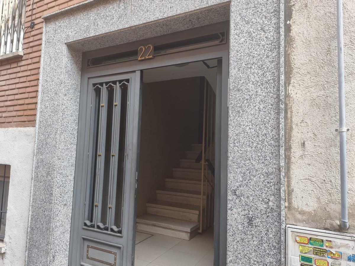 El portal de la calle Oropéndola en el  que se ha encontrado a la mujer asesinada.