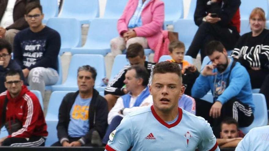 Alende, del Celta B, intenta hacerse con un balón en un partido anterior. // Alba Villar