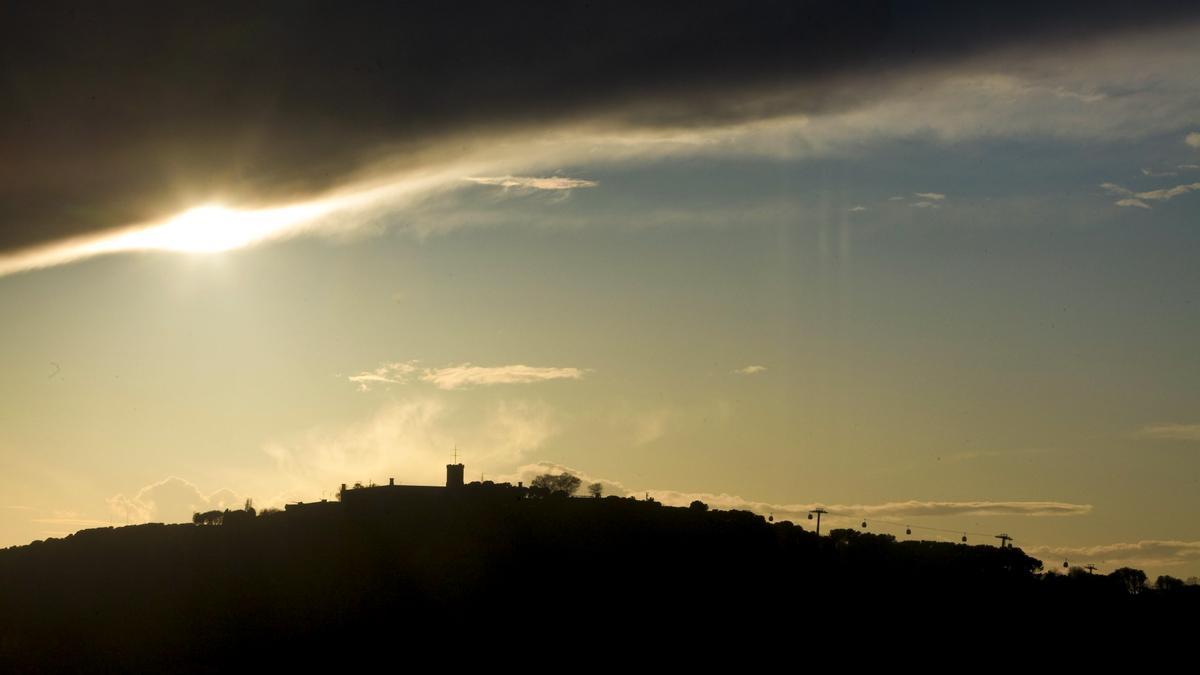 La silueta del castillo de Montjuïc, al atardecer, en Barcelona.