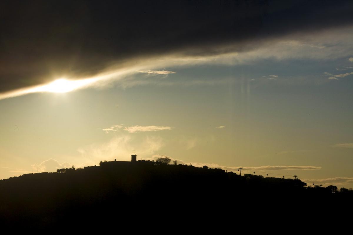 La silueta del castillo de Montjuïc, al atardecer, en Barcelona.