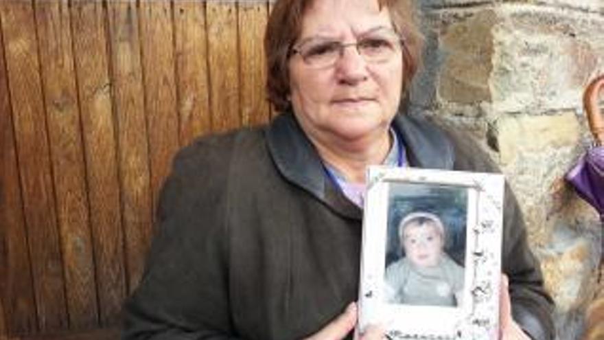 Luisa Rivera, la abuela de la niña fallecida, muestra la foto de la pequeña Ana Suárez Fernández.