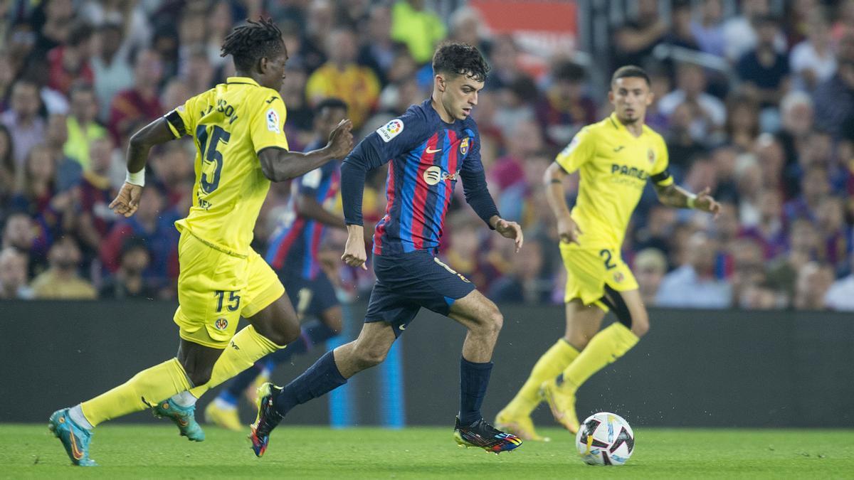 Pedri avanza entre Jackson y Kiko durante el partido de liga entre el FC Barcelona y el Villarreal.