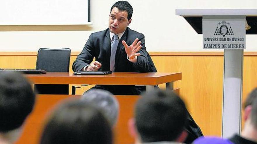 Luis Rodríguez, vicerrector de Estudiantes, ayer, en el aula de grados de la Escuela Politécnica de Mieres.