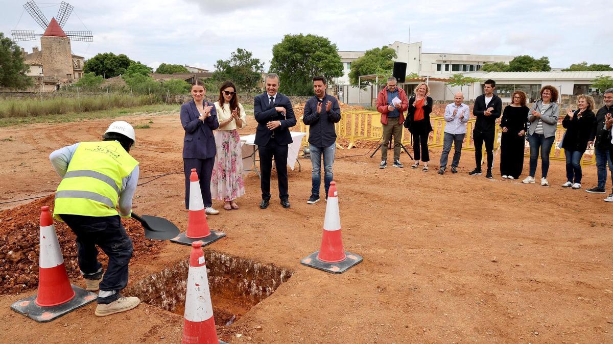 Una imagen del acto de colocación de la primera piedra del colegio de Algaida.